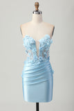 Short moulant moulant en satin bleu ciel avec paillettes