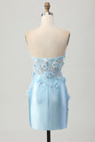 Short moulant moulant en satin bleu ciel avec paillettes