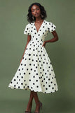 Robe à pois noir blanc avec manches bouffantes