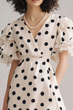 Robe de cocktail à pois et lignes ivoire à col en V avec manches courtes