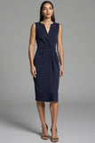 Robe de travail mi-longue moulante en satin froncé bleu marine
