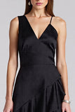 Robe mi-longue noire à volants à col en V