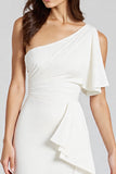 Robe mi-longue blanche ivoire à volants et une épaule