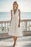 Satin ivoire col V profond Une robe de célibataire midi trapèze