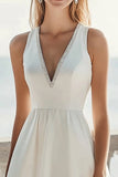 Satin ivoire col V profond Une robe de célibataire midi trapèze