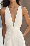 Robe de fiançailles maxi de plage en mousseline de soie froncée ivoire à col en V profond