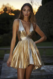 Robe de cocktail trapèze courte en or métallisé avec plis