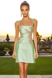 Robe de cocktail trapèze vert sauge avec appliques
