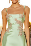 Robe de cocktail trapèze vert sauge avec appliques