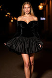 Robe de cocktail noire trapèze à épaules dénudées