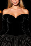 Robe de cocktail noire trapèze à épaules dénudées