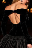 Robe de cocktail noire trapèze à épaules dénudées