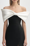 Robe de cocktail moulante ivoire et noire à épaules dénudées avec fente
