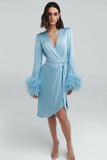 Robe de travail en satin bleu ciel à col en V en plumes