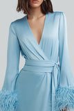 Robe de travail en satin bleu ciel à col en V en plumes