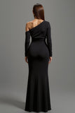 Robe formelle noire à manches longues à une épaule