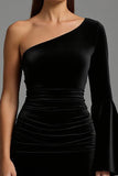 Robe formelle noire à manches évasées en velours à une épaule