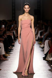 Robe de soirée longue sans bretelles simple froncée rose avec fente