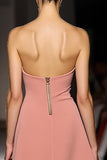 Robe de soirée longue sans bretelles simple froncée rose avec fente