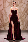 Robe de soirée longue en velours rouge foncé avec fente