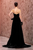 Robe de soirée longue sans bretelles en velours noir simple avec fente