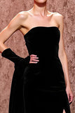 Robe de soirée longue sans bretelles en velours noir simple avec fente