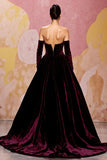 Robe de soirée longue en velours rouge foncé à décolleté en cœur