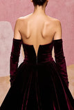 Robe de soirée longue en velours rouge foncé à décolleté en cœur