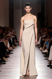 Robe de soirée longue trapèze sans bretelles en satin ivoire avec fente