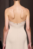Robe de soirée longue trapèze sans bretelles en satin ivoire avec fente