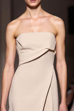 Robe de soirée longue trapèze sans bretelles en satin ivoire avec fente