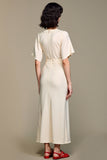 Une ligne V col longue blanche robe