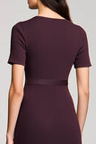Une ligne rouge foncé longue robe avec ceinture