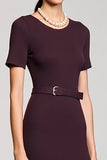 Une ligne rouge foncé longue robe avec ceinture