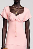 Une ligne robe midi rose avec nœud