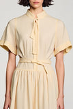 Robe longue de travail abricot à col haut avec ceinture
