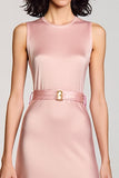 Une ligne rose col rond robe longue avec ceinture