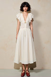 Robe blanche décontractée à col en V et manches à volants