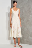 Robe midi blanche à lignes longues avec appliques