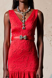 Robe rouge à col en V avec ceinture
