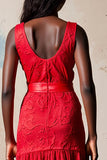 Robe rouge à col en V avec ceinture