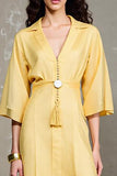 Robe à revers une ligne jaune