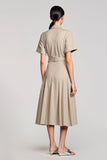 Robe d’invitée de mariage découpée en ligne grise avec ceinture