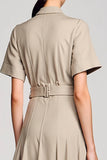 Robe d’invitée de mariage découpée en ligne grise avec ceinture