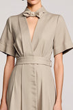 Robe d’invitée de mariage découpée en ligne grise avec ceinture