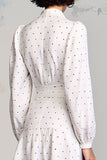 Robe blanche à pois à revers crantés