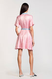 Robe d’invitée de mariage en satin à col polo rose avec ceinture