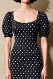 Robe fourreau noir à pois à manches courtes