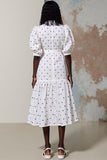 Robe midi blanche à pois avec ceinture
