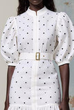 Robe midi blanche à pois avec ceinture